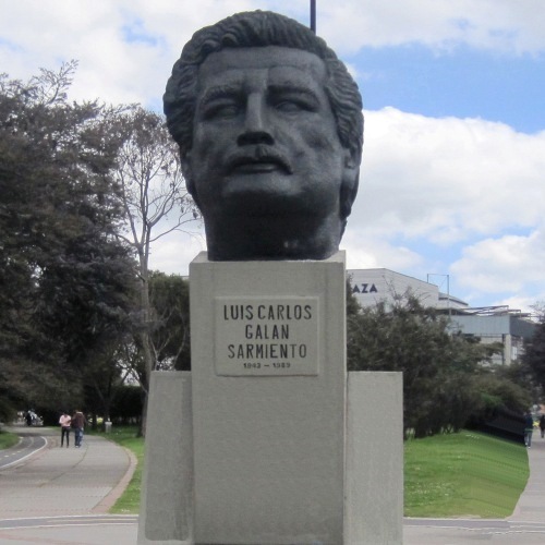 Busto de Luis Carlos Galán Sarmiento, Av. La Esperanza, cerca a Salitre Plaza, Bogotá
