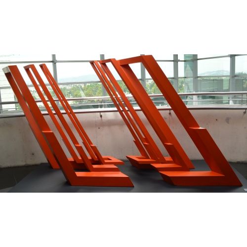 Escultura de Eduardo Ram�rez Villamizar en Davivienda