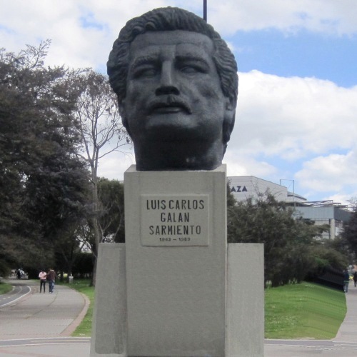 Busto de Luis Carlos Gal�n Sarmiento, Av. La Esperanza, cerca a Salitre Plaza, Bogot�